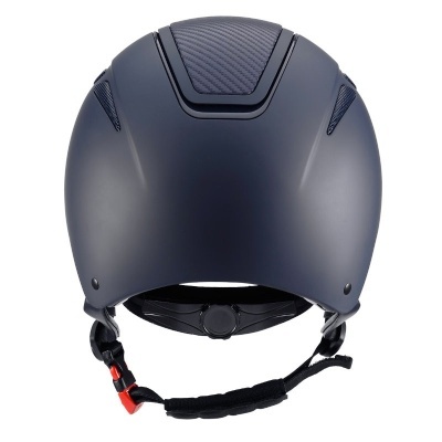 Capacete de proteção azul escuro com detalhes em padrão de carbono e fecho vermelho