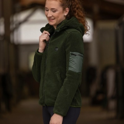 Casaco verde escuro felpudo com capuz e bolso no braço em ambiente interior