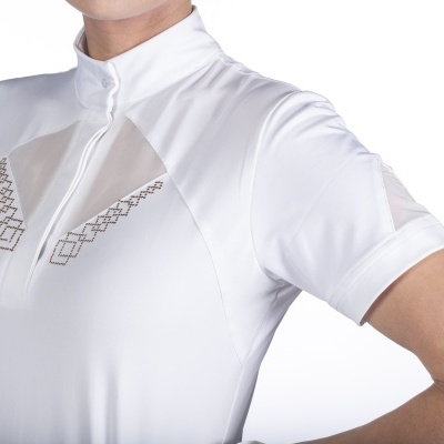 Camisola branca de manga curta com detalhes em tecido transparente e bordado geométrico.