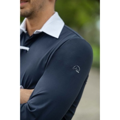 Camisola desportiva azul escuro com gola branca e logótipo branco na manga esquerda