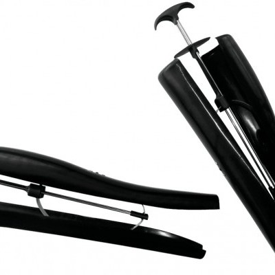 Suportes para sapatos pretos com mola regulável sobre fundo branco