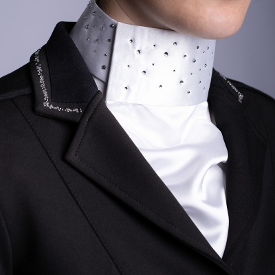 Colarinho branco com cristais e casaco preto com detalhes brilhantes