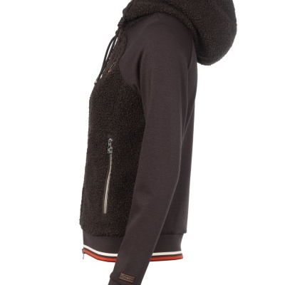 Casaco castanho escuro com capuz peludo e mangas lisas com riscas coloridas