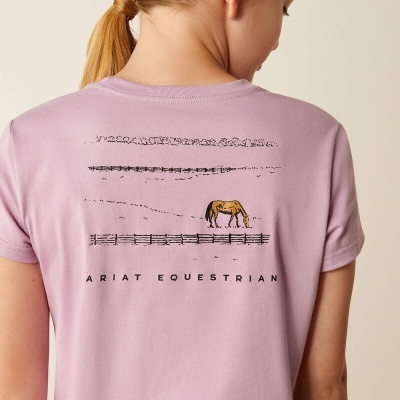 Camiseta rosa lavanda com estampa de cavalo e cerca e texto ARIAT EQUESTRIAN nas costas.