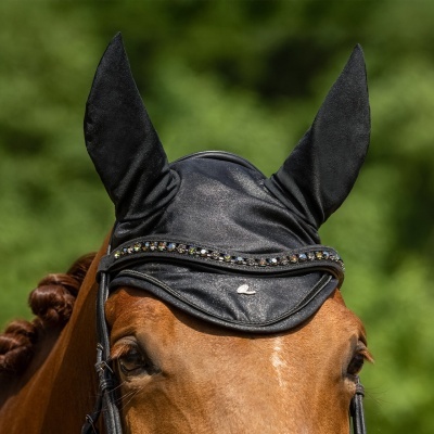 Touca preta com orelhas para cavalo, com faixa de pedras brilhantes e logótipo prateado.