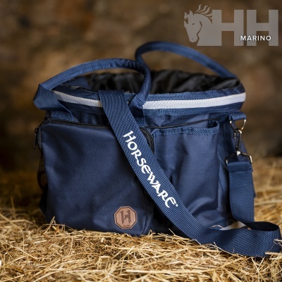Bolsa azul escuro de transporte com alça com a palavra HORSEWARE, em palha