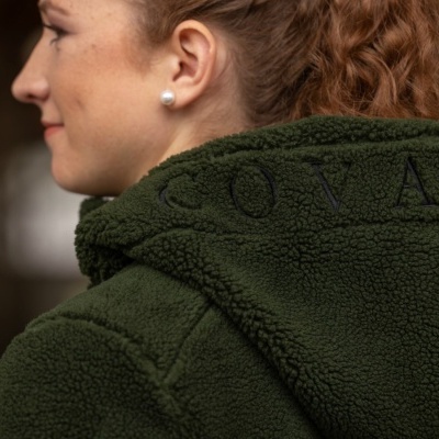 Casaco verde militar felpudo com capuz bordado