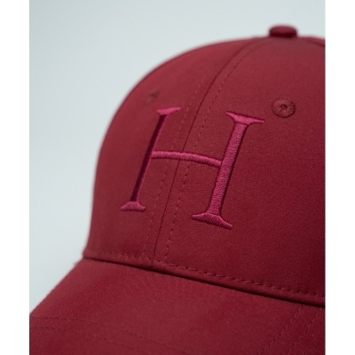 Boné vermelho com letra H bordada rosa