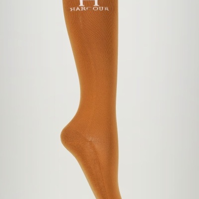 Meia castanha cano alto com texto branco 'H HARCOUR'