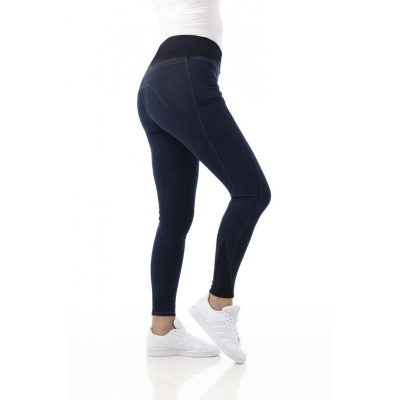 Leggings pretas justas com costuras visíveis em fundo branco