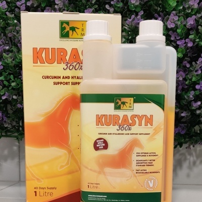 Suplemento líquido Kurasyn 360x para cavalos com embalagem laranja e amarelo e imagem de cavalo