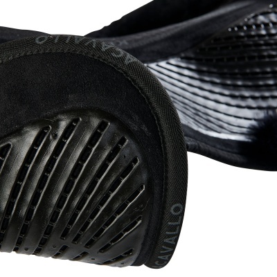 Protetores de pernas de cavalo pretos com superfície de borracha e tecido flexível, marca CAVALLO