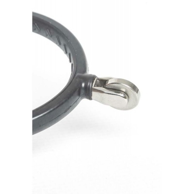 Anel preto em borracha com fecho metálico prateado