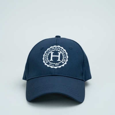 Boné azul escuro com bordado branco frontal e aba curva.