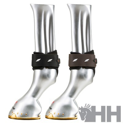 Proteções para patas de cavalo pretas e castanhas com velcro em manequins prateados