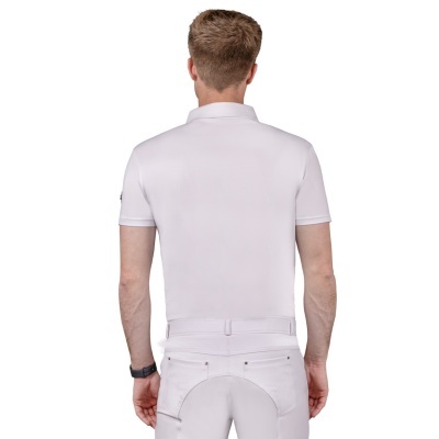 Homem visto de costas com camisa polo branca de manga curta e calças brancas.