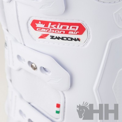 Bota branca com etiqueta vermelha 'king carbon air' e fechos