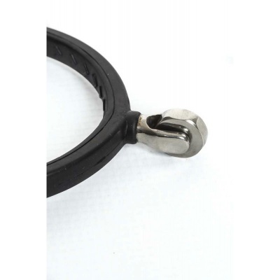 Abraçadeira preta de borracha com parafuso metálico prateado