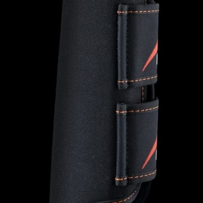 Proteção para caneleira preto com costuras laranja e fechos em velcro