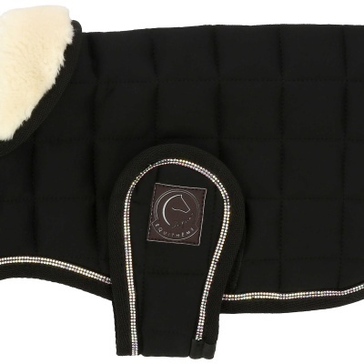 Manta preta acolchoada para cavalo com forro branco felpudo e detalhes brilhantes