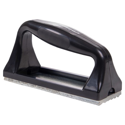 Afiador manual de lâminas com cabo preto e base metálica