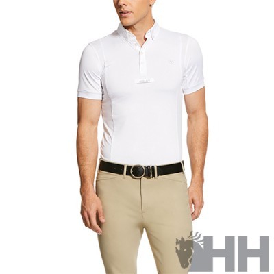 Polo branco manga curta com calças bege e cinto preto