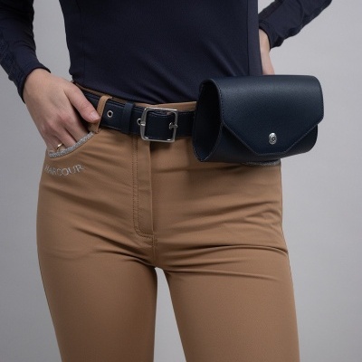 Cinto preto com bolsa a combinar, usado com calças camel e t-shirt preta