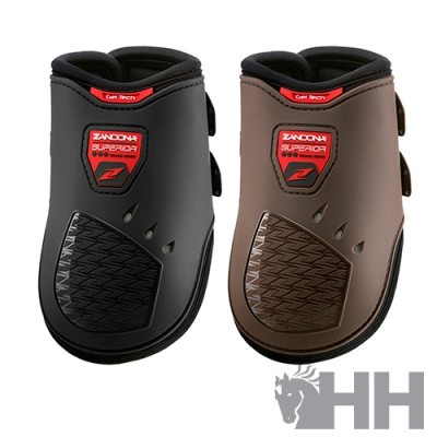 Dois protetores de casco para cavalos, nas cores preto e castanho, com etiquetas vermelhas com o texto ZANDONA SUPERIOR.