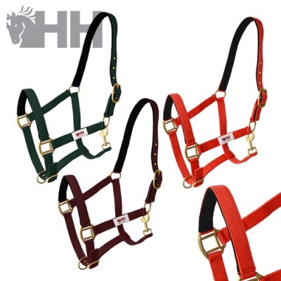 Três cabrestos para cavalo em verde escuro, vermelho e castanho com metais dourados e detalhe HH.