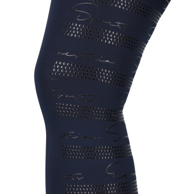 legging azul escuro com padrão de perfurações e palavras cursivas pretas