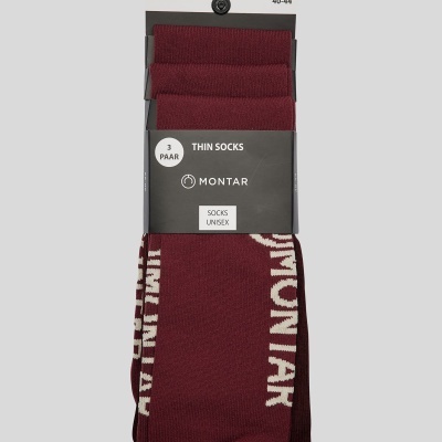 Três pares de meias vinho finas com texto MONTAR em branco, embaladas com faixa preta e gancho para pendurar.