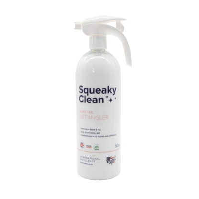 Frasco branco com pulverizador do produto Squeaky Clean Silky Tail Detangler