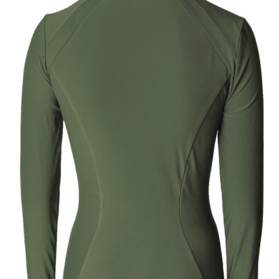 Casaco feminino verde-oliva com gola alta visto de costas