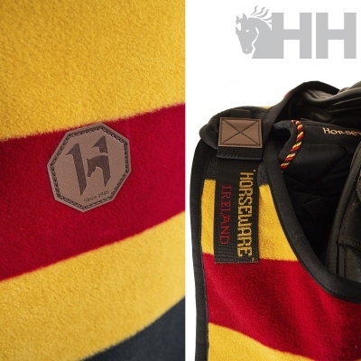 Produto têxtil para equitação com cores amarelo, vermelho e preto e etiquetas de marca