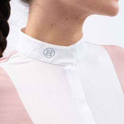 Gola alta branca com detalhes rosa e logótipo AH em cristais