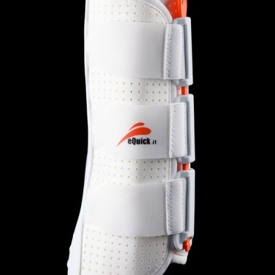 Protetor branco com fechos de velcro e logótipo eQuick em fundo preto