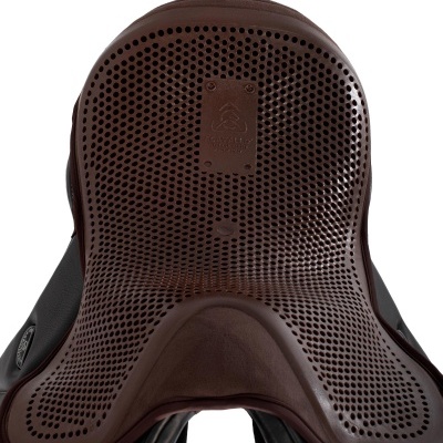 Sela de cavalo castanha em couro com padrões perfurados