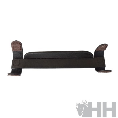 alça preta e castanha em tecido e couro com abas, sobre fundo branco