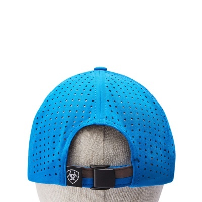 Boné azul com orifícios e faixa ajustável em manequim