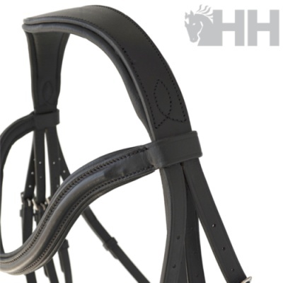 Arreio de cavalo em couro preto detalhado com logotipo HH cinzento