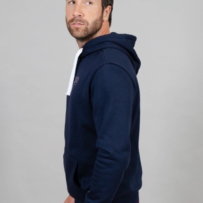 Homem de perfil a usar hoodie azul escuro com cordão branco