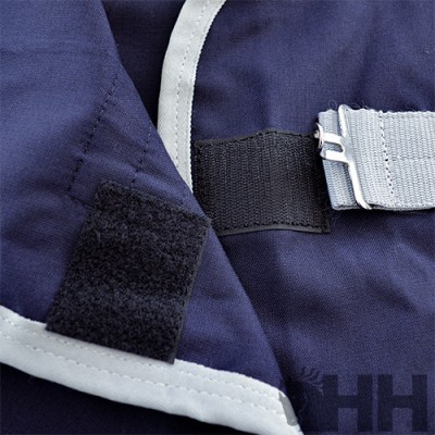 Peça de tecido azul com velcro preto, fivela cinzenta e bordas brancas