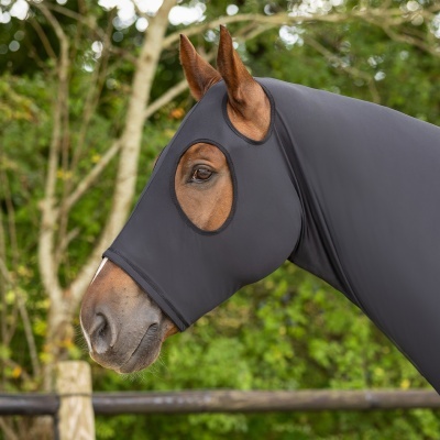 Máscara preta de tecido para cavalo com aberturas para olhos e orelhas