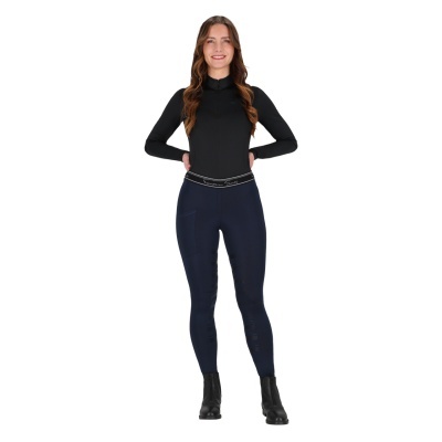 Modelo com roupa desportiva para equitação num fundo branco