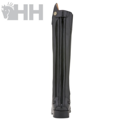 Bota alta preta com fecho frontal e botão dourado, fundo branco com logotipo HH