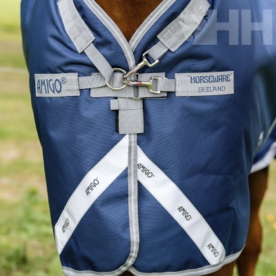 Manta para cavalo azul com detalhes cinza e faixas refletoras brancas com inscrições