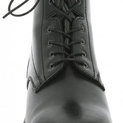 Bota preta de couro vista frontal com atacadores pretos