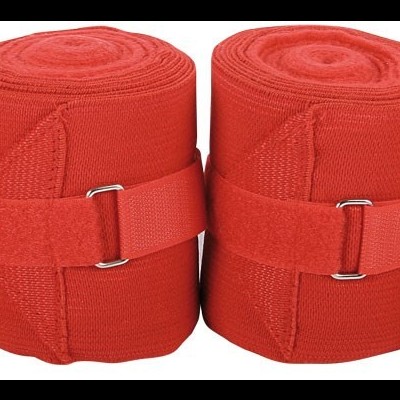 quatro bandagens elásticas vermelhas enroladas com fechos de velcro