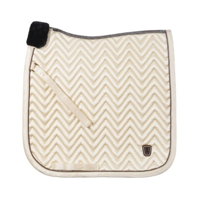 Tapete de sela de cavalo acolchoado branco com padrão em ziguezague e almofada preta no canto superior esquerdo.
