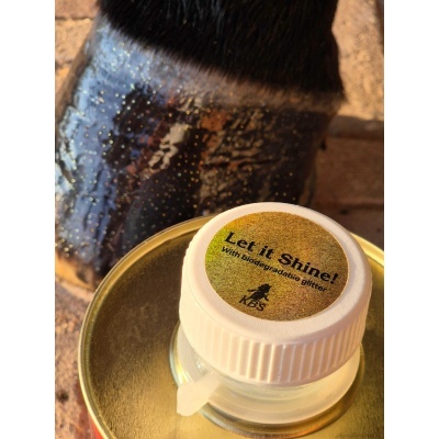 Frasco branco com rótulo Let it Shine e cavalo ao fundo